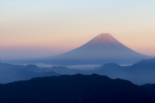 北京门头沟惊现壮丽日照金山奇观，自然之美震撼心灵